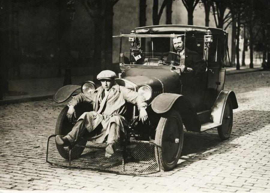 7 Pedestrian Safety Scoop The Car-Mounted Pare-Pieton.jpg